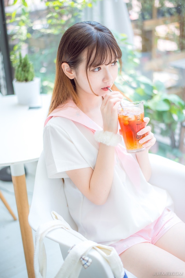 “让他们疯够了就给我滚回去，我们先回城！”没有再看那些兴奋的西域兵，就像没见过世面的土包子一样，连那些破铜烂铁都要抢。